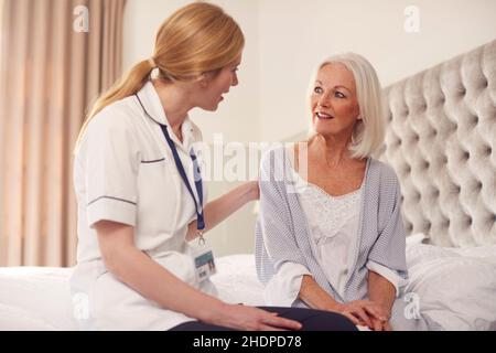 Alte Krankenschwester, krankenschwester, Unterstützung, Trost, heimbesuch, Alte Krankenschwestern, Krankenschwestern, unterstützend, unterstützend, unterstützt, Trost Stockfoto