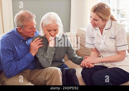 Unterstützung, schlechte Nachrichten, Trost, älteres Paar, Hausbesuch, Unterstützend, unterstützend, unterstützend, ältere Paare Stockfoto