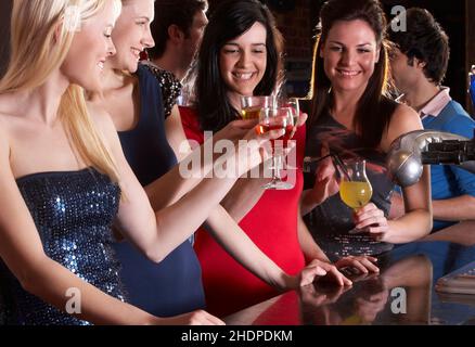 Nachtleben, Alkohol, Feiern, Freunde, Nachtleben, Partys, Party, Party Nächte, Alkohole, Feier, Freund Stockfoto