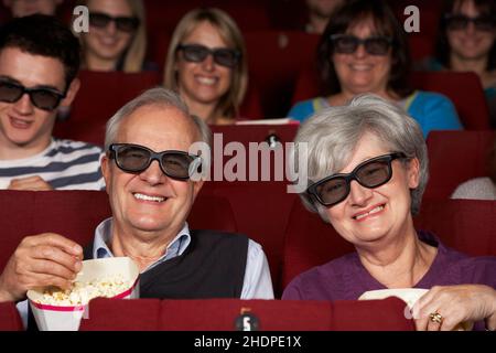 Senioren, aktive Senioren, Kino, Popcorn, Senioren, Alt, Senioren, fit, Kinos, Popcorns Stockfoto