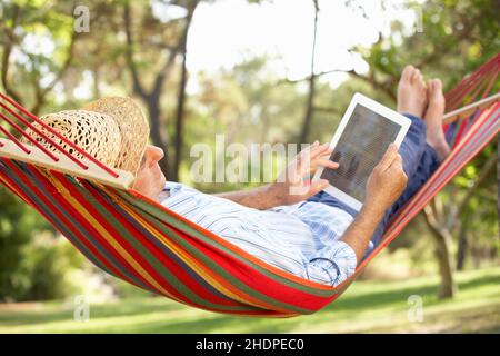 Mann, Senior, Lesen, elektronisches Buch, Kerl, Männer, ältere Menschen, alt, Senioren, lesen, Ein Buch lesen, etwas lesen, elektronische Bücher lesen Stockfoto