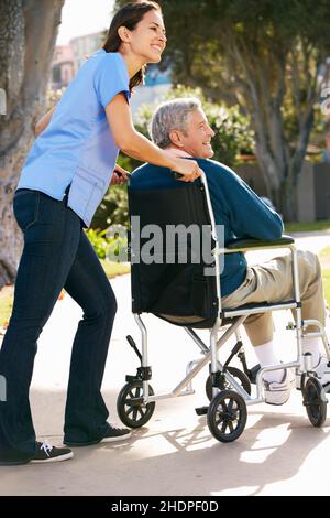 Alte Krankenschwester, Rollstuhl, Betreuer, alte Krankenschwestern, Rollstühle, Pflegekräfte, Pflegekräfte, Pflegekräfte, Hausmeister, Hausmeister, Heimarbeiter, medizinisch Stockfoto
