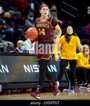 Piscataway, New Jersey, USA. 6th Januar 2022. Die Minnesota Golden Gophers Wache Sara Scalia (14) bringt den Ball in der ersten Hälfte während des Spiels zwischen den Minnesota Gophers und den Rutgers Scarlet Knights in der Jersey MikeÕs Arena in Piscataway, New Jersey, am Donnerstag, den 6 2022. Januar, hoch. Minnesota besiegte Rutgers 62-49. Duncan Williams/CSM/Alamy Live News Stockfoto