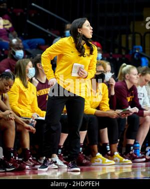 Piscataway, New Jersey, USA. 6th Januar 2022. Minnesota Golden Gophers Associate-Cheftrainer Carly Thibault-Dudonis während des Spiels zwischen den Minnesota Gophers und den Rutgers Scarlet Knights in der Jersey MikeÕs Arena in Piscataway, New Jersey, am Donnerstag, den 6 2022. Januar. Minnesota besiegte Rutgers 62-49. Duncan Williams/CSM/Alamy Live News Stockfoto