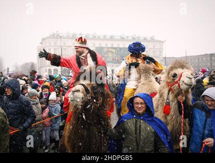 Warschau, Polen. 6th Januar 2022. Die Menschen nehmen an einer traditionellen Prozession der drei Könige Teil, die am 6. Januar 2022 in Warschau, Polen, stattfand. Quelle: Str/Xinhua/Alamy Live News Stockfoto