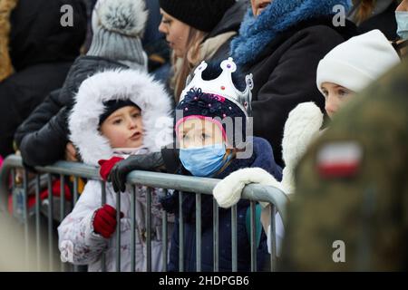 Warschau, Polen. 6th Januar 2022. Kinder warten darauf, die traditionelle Prozession der drei Könige zu beobachten, die am 6. Januar 2022 in Warschau, Polen, stattfand. Quelle: Str/Xinhua/Alamy Live News Stockfoto