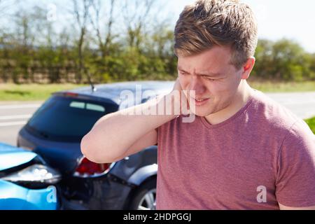 Junger Mann, verletzt, Verkehrsunfall, Schleudertrausch, Kerl, Mann, Männer, jung, Verletzungen, Unfall, Unfälle, Verkehrsunfälle Stockfoto