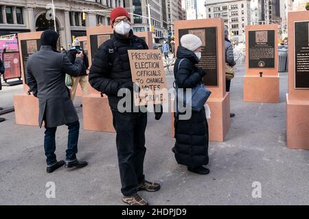 New York, NY - 6. Januar 2022: The Daily Show Monuments for Heroes of the Freedomsurrection zum Jahrestag des Aufstands im Capitol auf der Fußgängerzone neben dem Madison Square Park Stockfoto