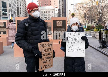 New York, NY - 6. Januar 2022: The Daily Show Monuments for Heroes of the Freedomsurrection zum Jahrestag des Aufstands im Capitol auf der Fußgängerzone neben dem Madison Square Park Stockfoto