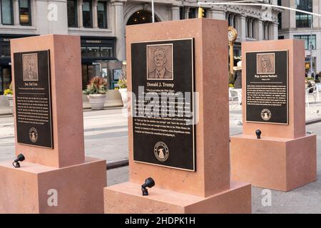 New York, NY - 6. Januar 2022: The Daily Show Monuments for Heroes of the Freedomsurrection zum Jahrestag des Aufstands im Capitol auf der Fußgängerzone neben dem Madison Square Park Stockfoto