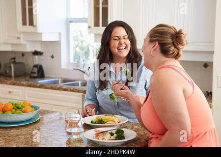 Essen, Diät, freundin, übergewichtig, essen, Diäten, Mädchen, Freundinnen, Mädchen, Übergewichte Stockfoto