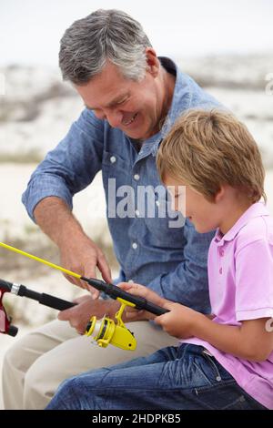 Enkel, Großvater, Angelrute, Enkel, Großväter, Angelruten Stockfoto