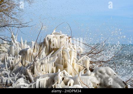 Eisformationen am Ufer des Lake Michigan, nördlich von Chicago. Stockfoto