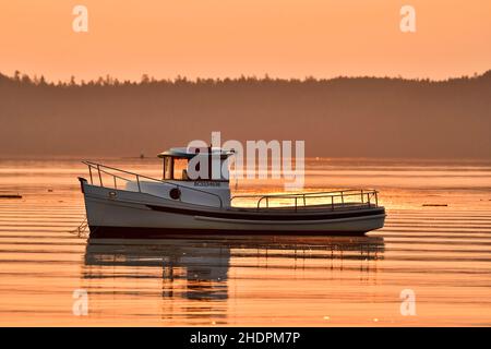 Ein kleineres Schlepper Boot am frühen Morgen Sonnenaufgang und im Hafen bei Ladysmith auf Vancouver Island British Columbia Kanada festgemacht. Stockfoto