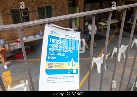 Pfizer-Booster-Schüsse werden vor einem Apotheke in Sydney, NSW, Australien, verabreicht Stockfoto