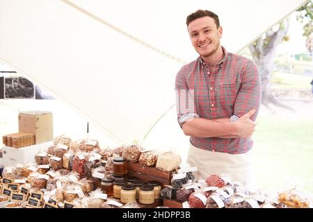 Marktstand, Wochenmarkt, Verkaufsleiter, Marktstände, Märkte, führungskraft, Vertrieb, Vertriebsleiter, Vertriebsmitarbeiter, Verkäufer, Verkäufer Stockfoto