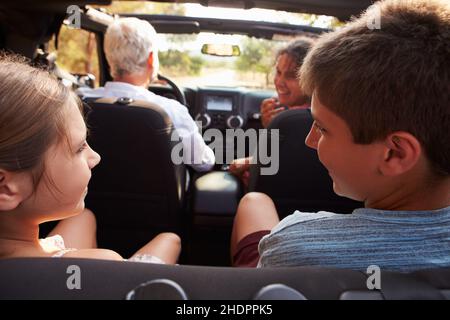 Roadtrip, Ausflug, Großelternteil, Familienausflug, Enkelkinder, Fahren, Fahren, Roadtrips, Ausflüge, Ausflug, Ausflüge, Großeltern, Enkelkinder Stockfoto