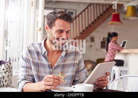 Mann, Gastronomie, Essen, Sandwich, Frühstück, Tablet-pc, Mann, Männer, Gastronomie, essen, Sandwiches, Frühstück, ipad, Tablet-pc Stockfoto