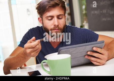 Junger Mann, Frühstück, Internet, Tablet-pc, Kerl, Mann, Männer, jung, Frühstück, Netze, Web, ipad, Tablet-pc Stockfoto