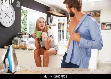 Frau, Mann, Hemd, Muskeln, sich anziehen, Weiblich, Damen, Dame, Frauen, Kerl, Männer, Hemden, Muskeln, immer Dresseds Stockfoto