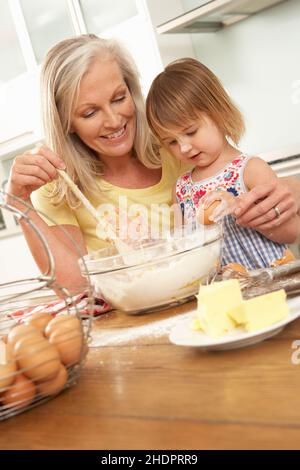 Großmutter, Kuchen, Backen, Kindheit, Zutat, Großkind, oma, Großmütter, Kuchen, kindhoods, Kinder, Kinder, Kinder, Zutaten, Enkelkinder Stockfoto