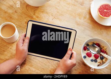 Lesen, Frühstück, Morgen, Tablet-pc, lesen, Ein Buch lesen, etwas lesen, lesen, Frühstück, ipad, Tablet-pc Stockfoto