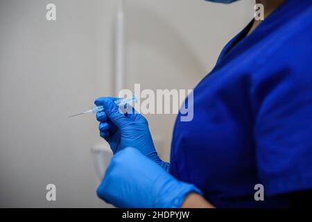 London, Großbritannien. 19th Dez 2021. Ein Impfgerät wird mit einer Spritze in einem Impfzentrum gesehen. (Bild: © Dinendra Haria/SOPA Images via ZUMA Press Wire) Stockfoto