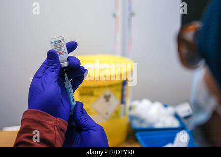 London, Großbritannien. 8th Dez 2021. Ein Impfer sah, wie er in einem Impfzentrum einen Covid-19 Boost Jab vorbereitete. (Bild: © Dinendra Haria/SOPA Images via ZUMA Press Wire) Stockfoto