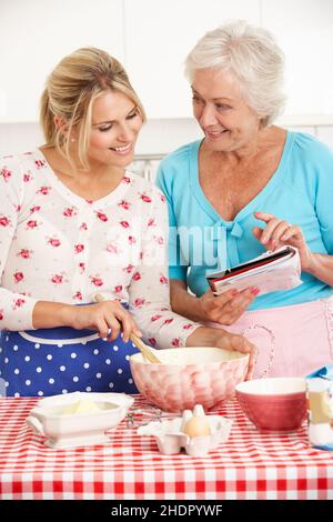 Mutter, Tradition, backen, Tochter, Mama, Mütter, Mütter, Traditionen, Töchter Stockfoto