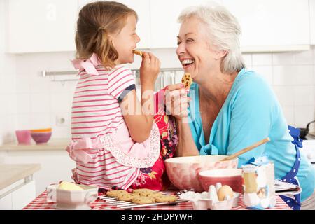 Großmutter, Süßigkeiten, Kekse, Enkelkind, Großmutter, Großmütter, Kekse, Enkelkinder Stockfoto
