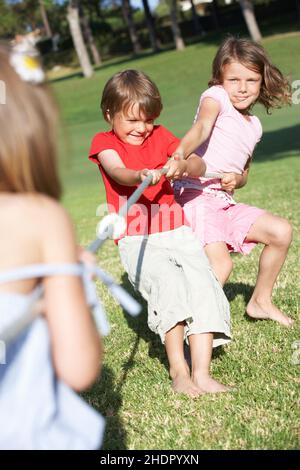 Geschwister, Tauziehen, Tauziehen Stockfoto