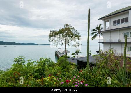 Airlie Beach, queensland, Australien - Januar 2022: Luxus-Resort-Hotel mit eigenem Anlegesteg für Gäste am Korallenmeer Stockfoto