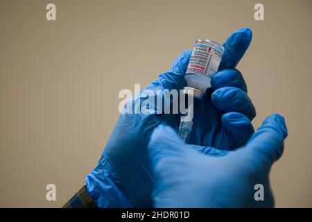 London, Großbritannien. 15th Dez 2021. Ein Impfer sah, wie er in einem Impfzentrum einen Covid-19 Boost Jab vorbereitete. (Bild: © Dinendra Haria/SOPA Images via ZUMA Press Wire) Stockfoto