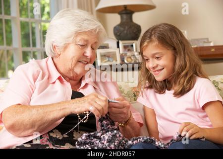 Großmutter, stricken, Großkind, oma, Großmütter, Enkelkinder Stockfoto