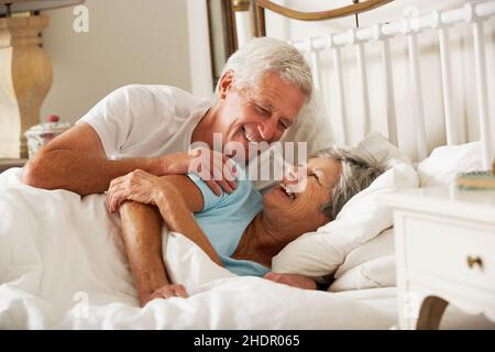 Liebend, am Morgen, kuscheln, älteres Paar, Romantik, Streicheleinheiten, ältere Paare Stockfoto