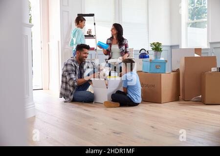 Verschieben, Bewegen, Bewegen von Karton, Verlagerungen, Bewegen, Umzugskiste, Umzugskartons Stockfoto