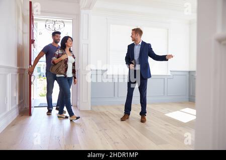 Immobilienmakler, Wohnungssuche, Makler, Wohnungssuche, Immobilienmakler, Wohnungssuchender, Broker Stockfoto