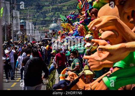 Pasto, Kolumbien. 06th Januar 2022. Während des Karnevals von Blancos Y Negros am 6. Januar 2022 in Pasto - Nariño, Kolumbien, versammeln sich die Menschen, um Waggons zu sehen, die mit aufdringlichen kolumbianischen und andischen Charakteren und Traditionen geschmückt sind. Dieser von der UNESCO anerkannte Karneval findet jedes Jahr im Januar in der südandischen Stadt Pasto statt. Der 'Carnaval de Negros y Blancos' hat seinen Ursprung in einer Mischung aus amazonischen, andinen und pazifischen kulturellen Ausdrucksformen durch Kunst, Tänze, Musik und kulturelle Partys. Kredit: Long Visual Press/Alamy Live Nachrichten Stockfoto