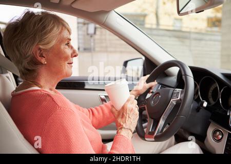 Senioren, Kaffee, Autofahrer, zum Mitnehmen, Ältere, Alt, Senioren, Kaffee, Autofahrer Stockfoto