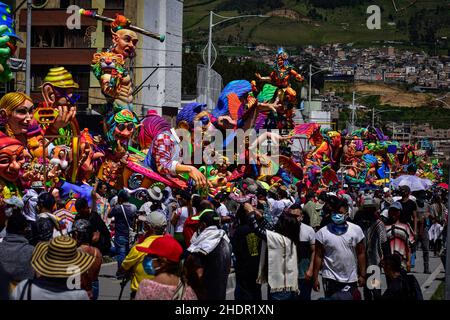 Pasto, Kolumbien. 06th Januar 2022. Während des Karnevals von Blancos Y Negros am 6. Januar 2022 in Pasto - Nariño, Kolumbien, versammeln sich die Menschen, um Waggons zu sehen, die mit aufdringlichen kolumbianischen und andischen Charakteren und Traditionen geschmückt sind. Dieser von der UNESCO anerkannte Karneval findet jedes Jahr im Januar in der südandischen Stadt Pasto statt. Der 'Carnaval de Negros y Blancos' hat seinen Ursprung in einer Mischung aus amazonischen, andinen und pazifischen kulturellen Ausdrucksformen durch Kunst, Tänze, Musik und kulturelle Partys. Kredit: Long Visual Press/Alamy Live Nachrichten Stockfoto