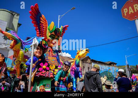 Pasto, Kolumbien. 06th Januar 2022. Während des Karnevals von Blancos Y Negros am 6. Januar 2022 in Pasto - Nariño, Kolumbien, versammeln sich die Menschen, um Waggons zu sehen, die mit aufdringlichen kolumbianischen und andischen Charakteren und Traditionen geschmückt sind. Dieser von der UNESCO anerkannte Karneval findet jedes Jahr im Januar in der südandischen Stadt Pasto statt. Der 'Carnaval de Negros y Blancos' hat seinen Ursprung in einer Mischung aus amazonischen, andinen und pazifischen kulturellen Ausdrucksformen durch Kunst, Tänze, Musik und kulturelle Partys. Kredit: Long Visual Press/Alamy Live Nachrichten Stockfoto