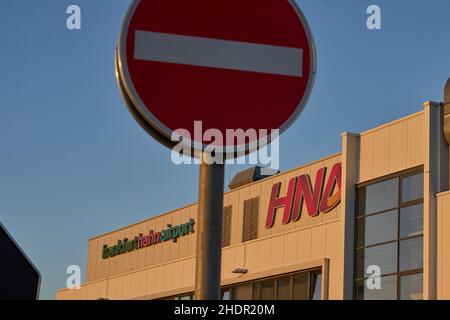 Hahn, Deutschland. 06th Januar 2022. Ein Schild verbietet den Durchgang vor dem Terminal des Flughafens Hahn. Der Flughafen Hunsrück musste Insolvenz anmelden, die Zukunft ist ungewiss. (To dpa: 'Wingless Frankfurt-Hahn Airport Facing Important Decisions') Quelle: Thomas Frey/dpa/Alamy Live News Stockfoto