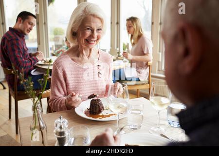 Nachtisch, Restaurant, älteres Paar, Desserts, Restaurants, Ältere Paare Stockfoto