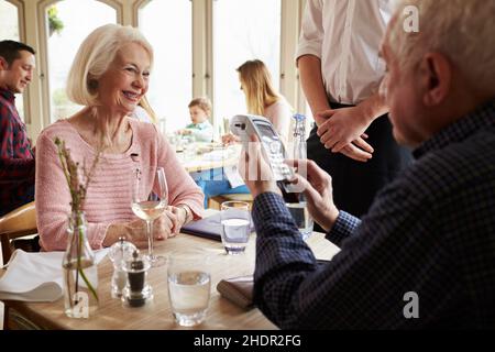 Restaurant, bargeldlos, Kreditkarte, Restaurants, Kreditkarten Stockfoto