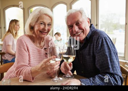 Restaurant, Toast, älteres Paar, Restaurants, Toast, Ältere Paare Stockfoto