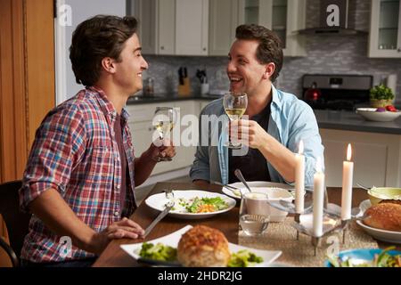 Paar, Toast, date, homosexuell, Paare, Toasts, Dates, Gay, Homosexuelle, lgbt Stockfoto