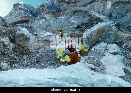 Kawah Ijen, East Java, Indonesien, 2. Juni 2021. Schwefelminer, der in den Krater des Vulkans Kawah Ijen in Ost-Java, Indonesien, hinunterwandert Stockfoto