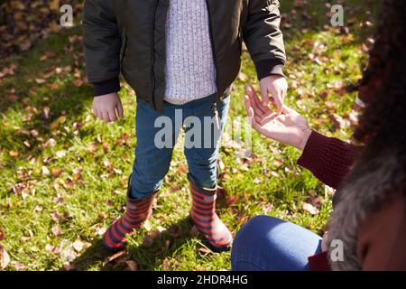 Kind, Mutter, Hand, berühren, vertrauen, Kinder, Kinder, Kind, Kinder, Mama, Mütter, Mama, Hände, vertraut Stockfoto