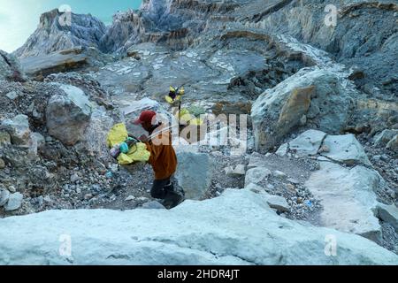 Kawah Ijen, East Java, Indonesien, 2. Juni 2021. Schwefelminer, der in den Krater des Vulkans Kawah Ijen in Ost-Java, Indonesien, hinunterwandert Stockfoto