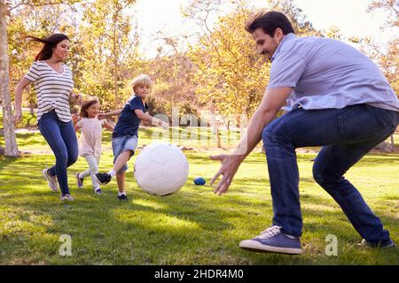 Fußball, Spielen, Kindheit, Familie, ausgelassen, soccers, spielen, Kindheiten, Kinder, Kind, Kinder, Familien, Omitteds Stockfoto